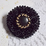 Bague Cléopâtra brodée avec une pierre de gemme : l'onyx Noir avec des cabochons ronds en forme de roses Noires, des rocailles Dorées et des perles rondes facettées aplaties sur une bague filigranée 